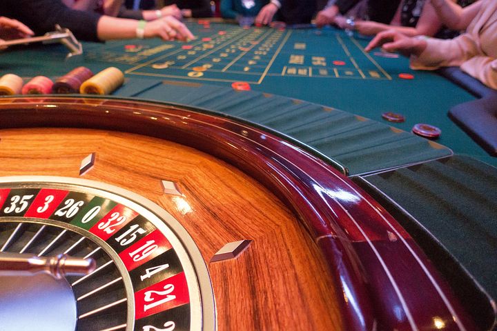 table casino, roulette, jetons, mains clients